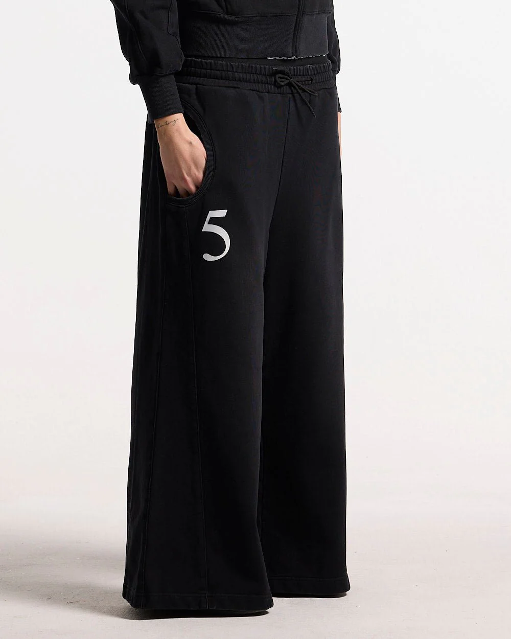 NIA SET SWEATPANTS BLACK - Image 3