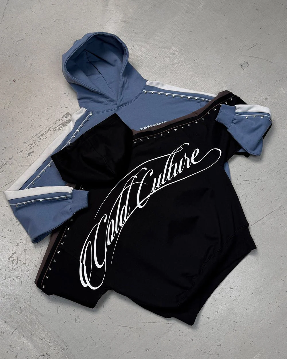 SCRIPT STUDS HOODIE BLUE - Image 9