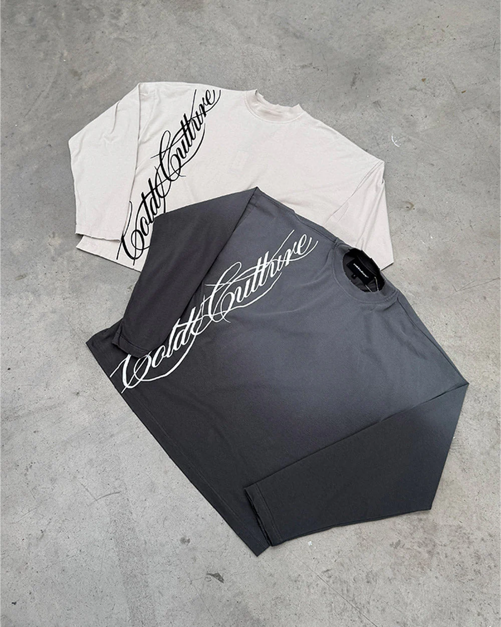 SCRIPT LONGSLEEVE TEE LIGHT GREY - Image 7